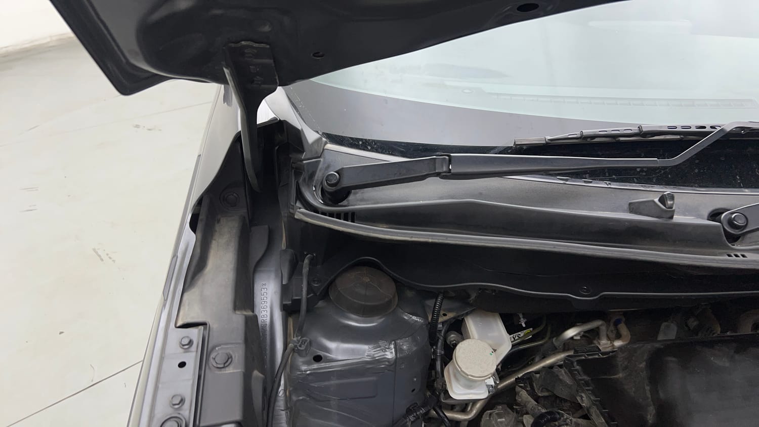 Used 2024 Maruti Suzuki XL6 Alpha AT Petrol Petrol Automatic engine ENGINE RIGHT SIDE HINGE & APRON VIEW