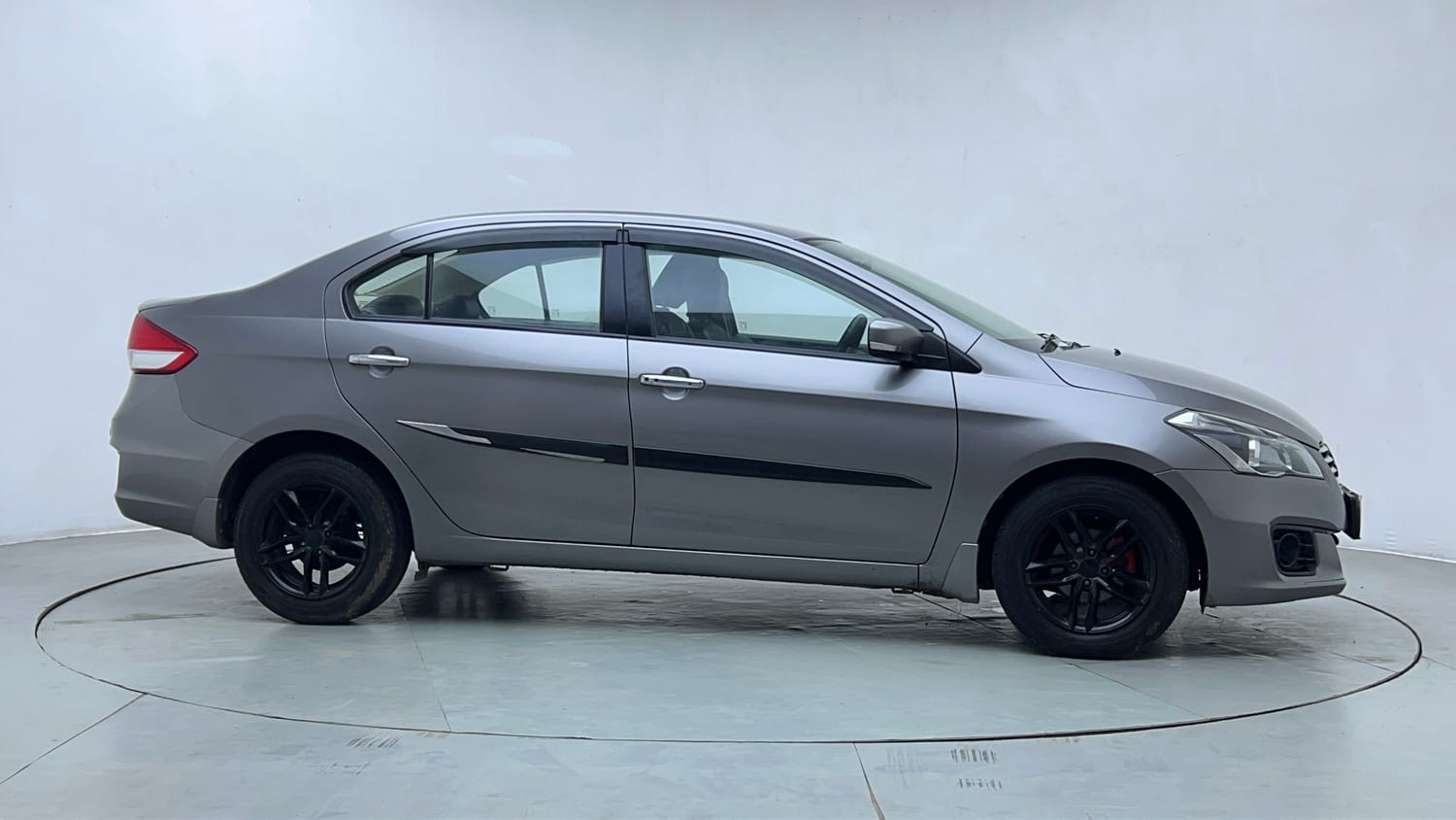 Used 2017 Maruti Suzuki Ciaz Zeta 1.3 Hybrid Diesel Manual exterior RIGHT SIDE VIEW