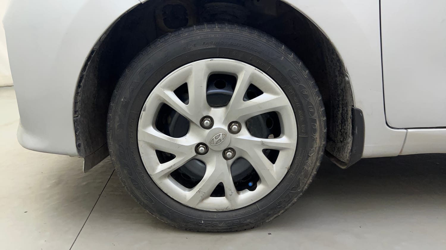 Used 2017 Hyundai Grand i10 Sportz 1.2 Kappa VTVT Petrol Manual tyres LEFT FRONT TYRE RIM VIEW