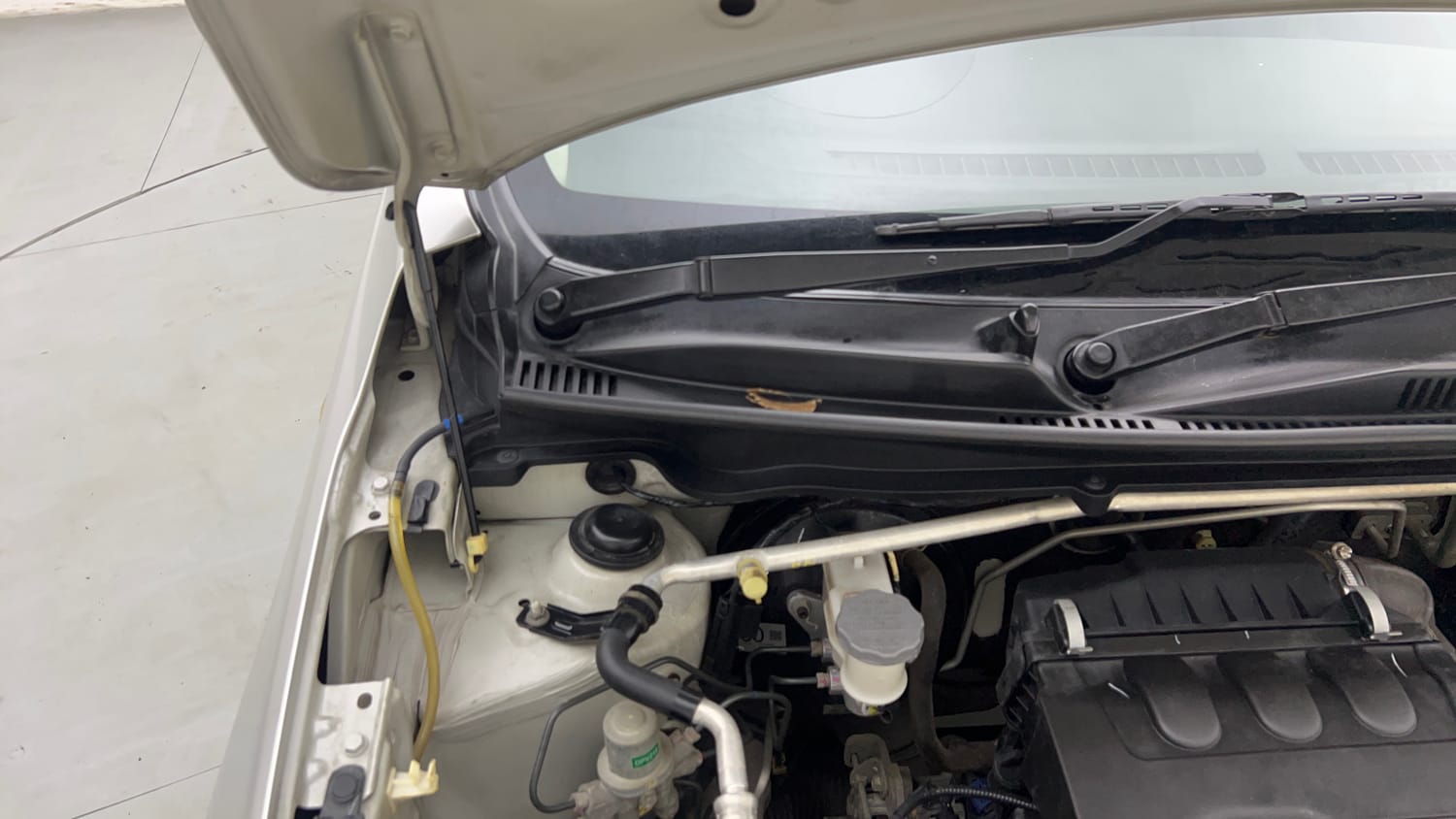 Used 2014 Maruti Suzuki Celerio VXi AMT Petrol Automatic engine ENGINE RIGHT SIDE HINGE & APRON VIEW