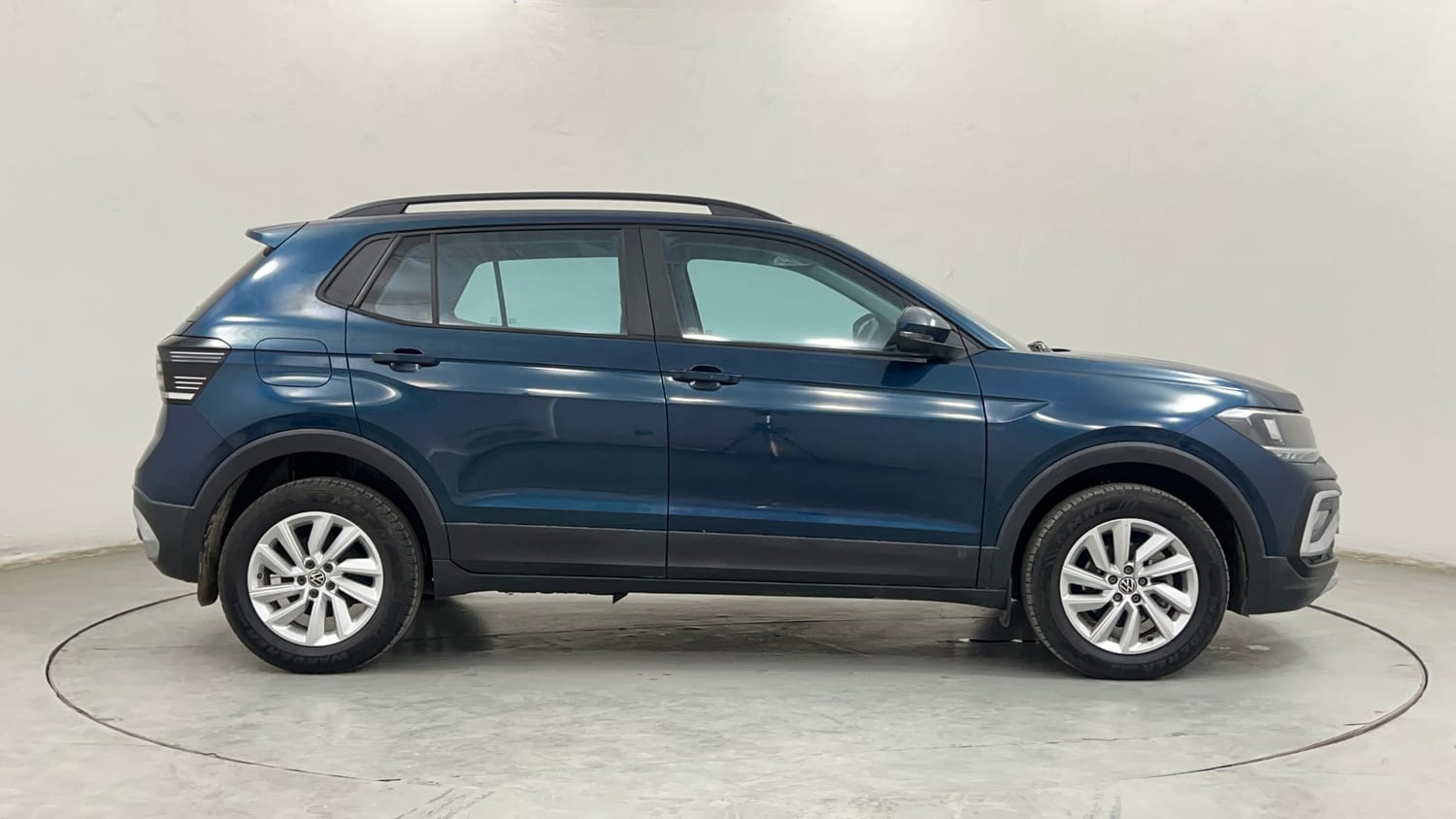 Used 2025 Volkswagen Taigun Highline 1.0 TSI MT Petrol Manual exterior RIGHT SIDE VIEW