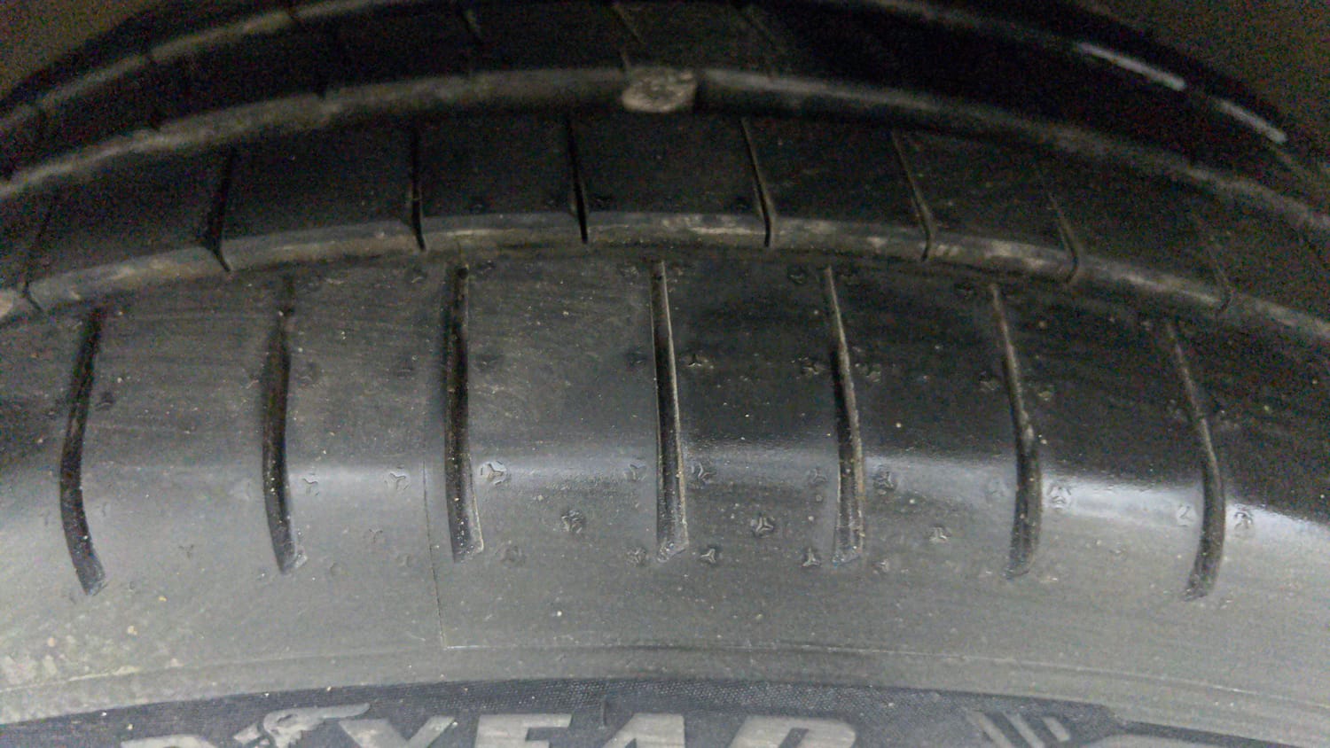 Used 2023 Volvo XC40 B4 Ultimate Petrol Automatic tyres LEFT FRONT TYRE TREAD VIEW