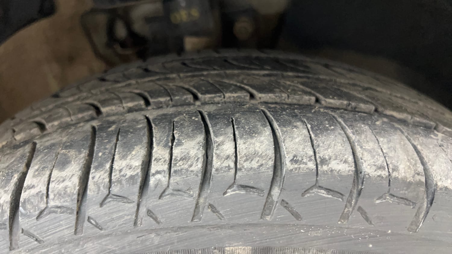 Used 2016 Volkswagen Vento Highline 1.2 (P) AT Petrol Automatic tyres RIGHT FRONT TYRE TREAD VIEW