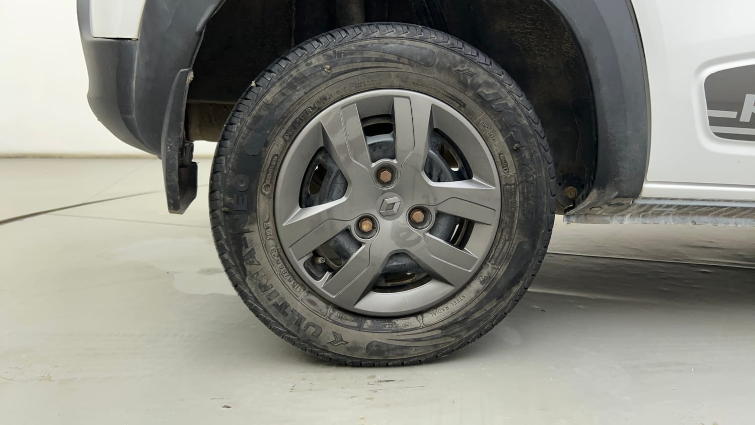 Used 2018 Renault Kwid RXT (O) 1.0 SCE Edition Petrol Manual tyres RIGHT REAR TYRE RIM VIEW