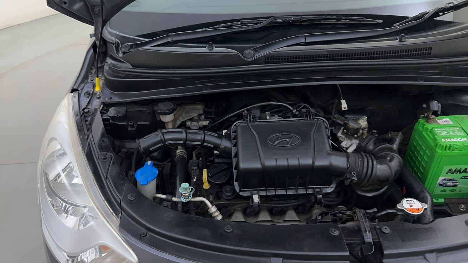 Used 2015 Hyundai i10 Magna 1.1 iRDE2 Petrol Manual engine ENGINE RIGHT SIDE HINGE & APRON VIEW