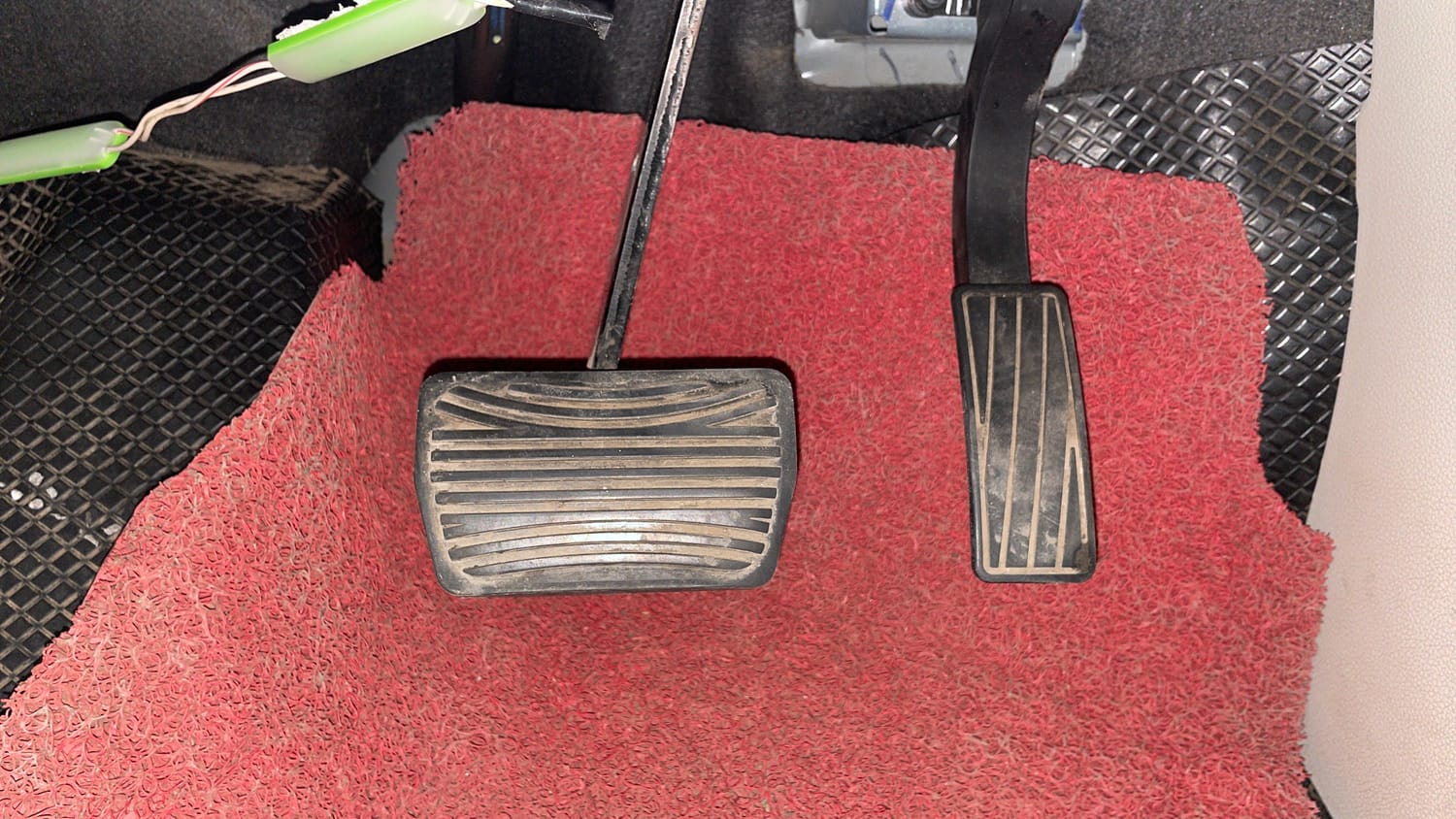 Used 2022 Mahindra XUV 300 W8 (O) 1.5 Diesel AMT Diesel Automatic interior PEDALS VIEW