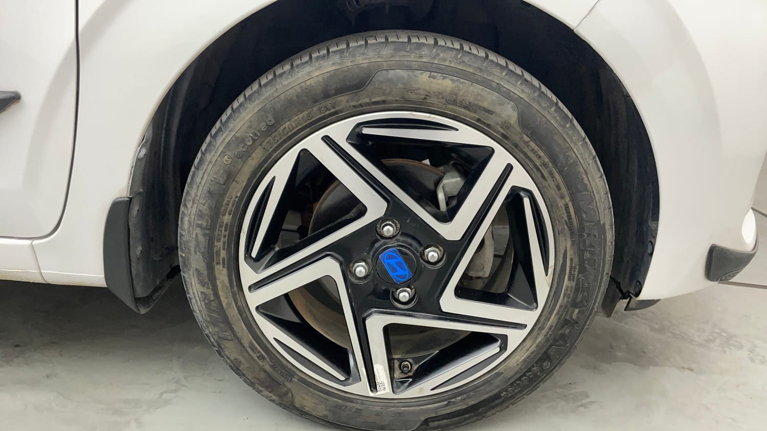 Used 2024 Hyundai Grand i10 Nios Asta 1.2 Kappa AMT Petrol Automatic tyres RIGHT FRONT TYRE RIM VIEW