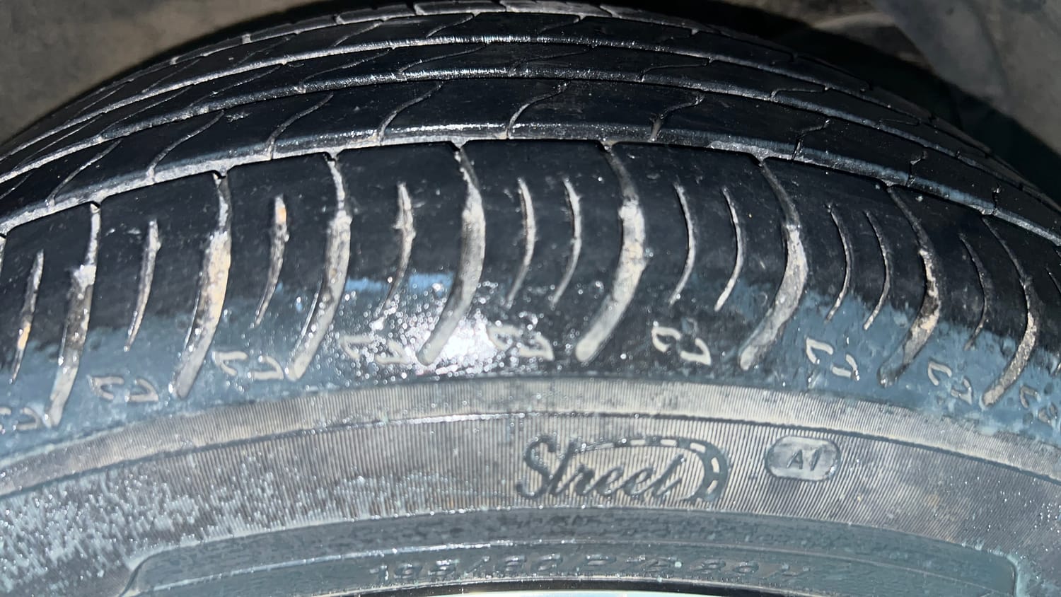 Used 2024 Maruti Suzuki XL6 Alpha AT Petrol Petrol Automatic tyres RIGHT FRONT TYRE TREAD VIEW
