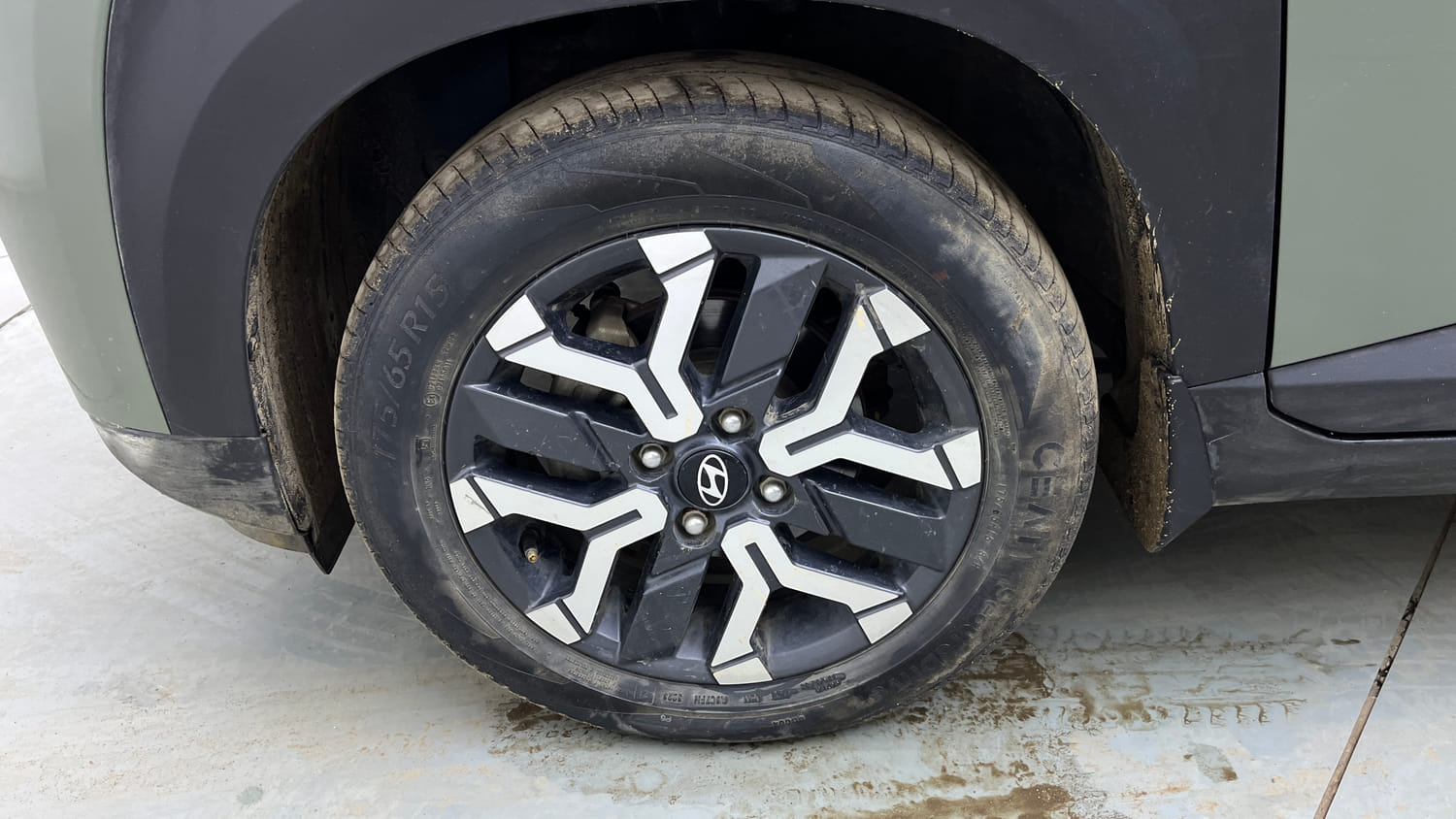 Used 2023 Hyundai Exter SX (O) Connect 1.2 AMT Dual Tone Petrol Automatic tyres LEFT FRONT TYRE RIM VIEW