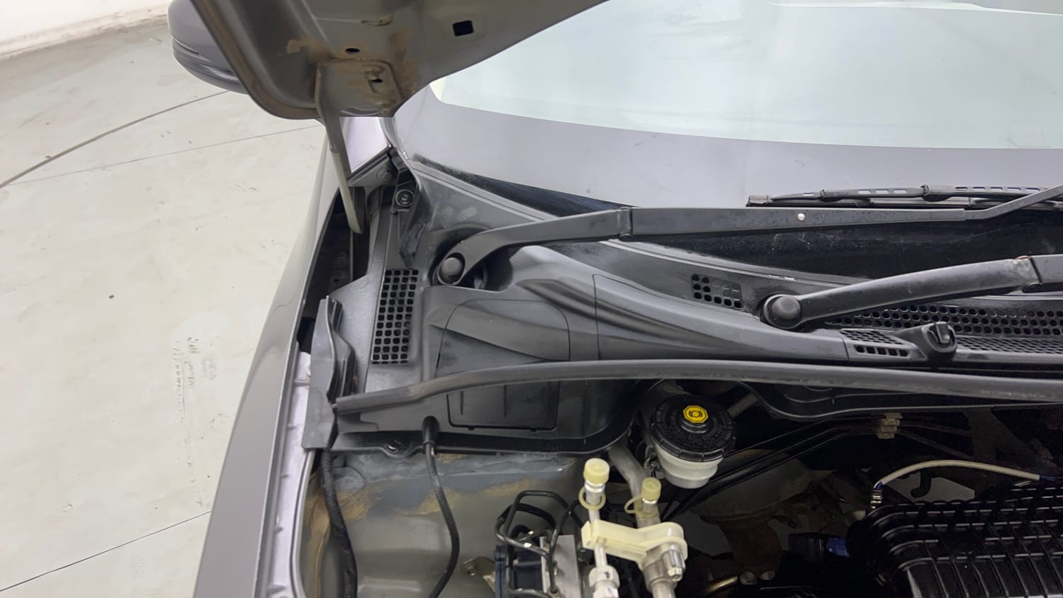 Used 2019 Honda City V Petrol Petrol Manual engine ENGINE RIGHT SIDE HINGE & APRON VIEW