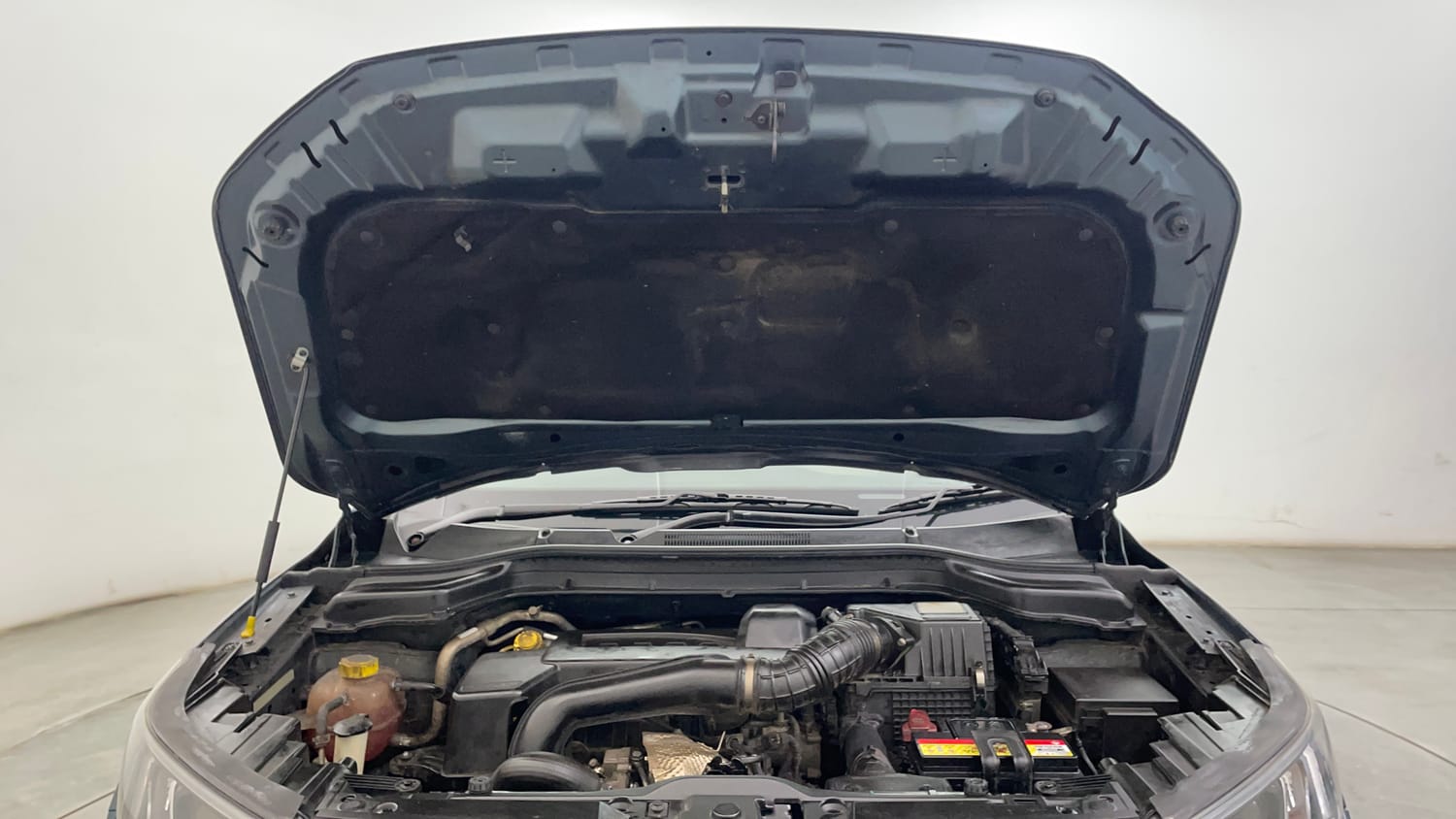 Used 2022 Mahindra XUV 300 W8 (O) 1.5 Diesel AMT Diesel Automatic engine ENGINE & BONNET OPEN FRONT VIEW