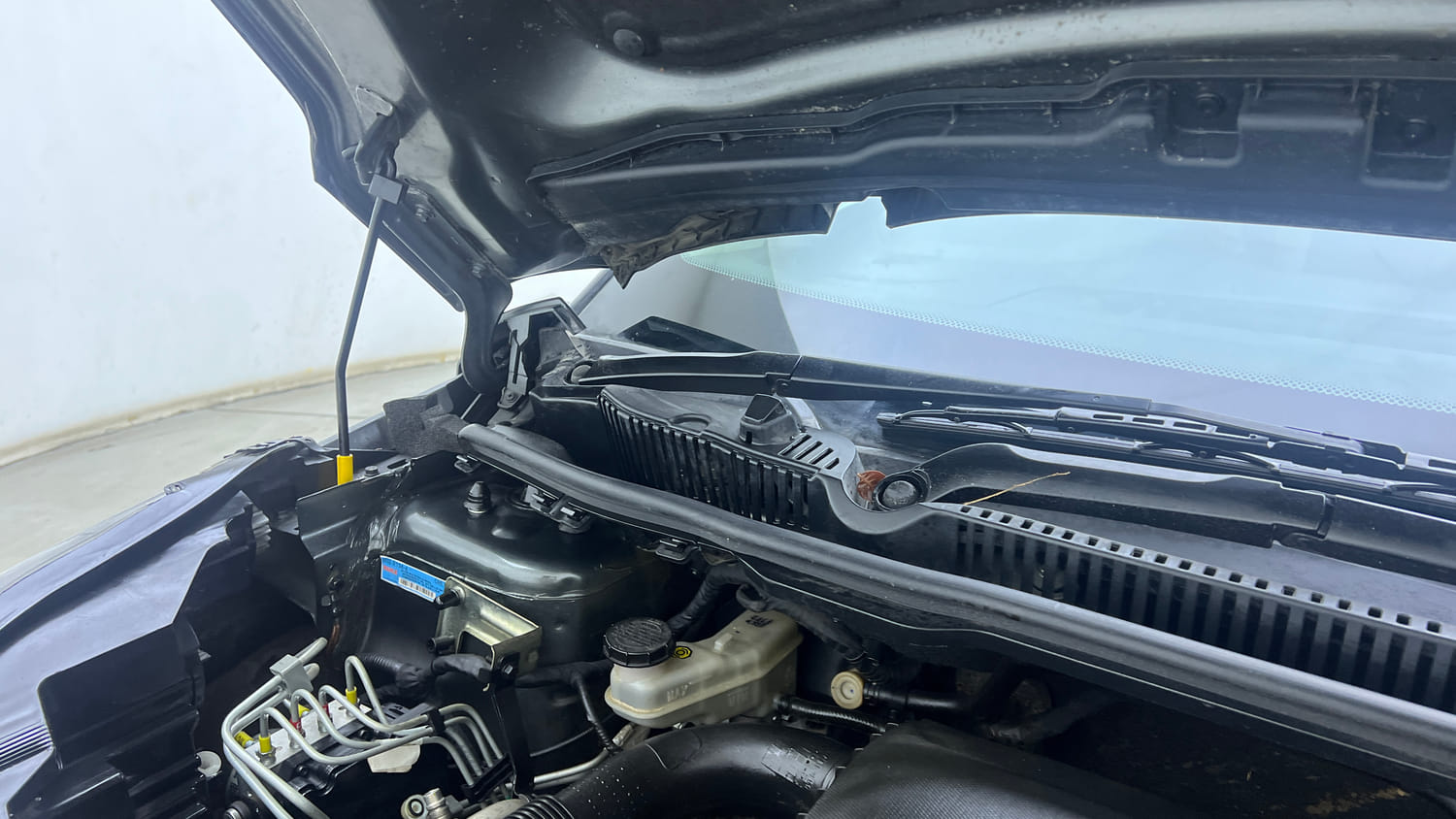 Used 2023 Tata Nexon XZ Plus (L) Petrol Manual engine ENGINE RIGHT SIDE HINGE & APRON VIEW