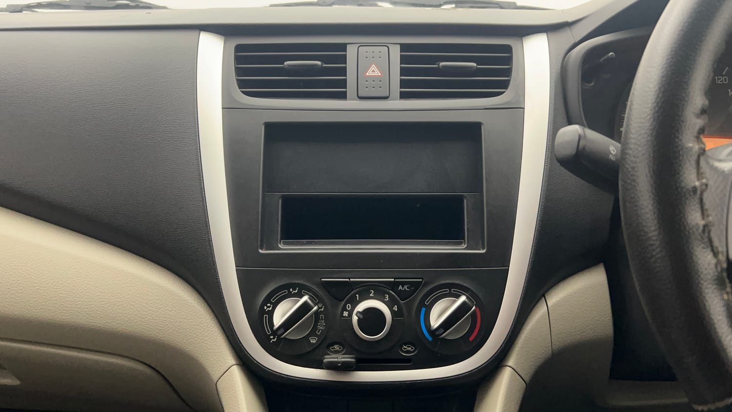 Used 2017 Maruti Suzuki Celerio VXi Petrol Manual interior MUSIC SYSTEM & AC CONTROL VIEW