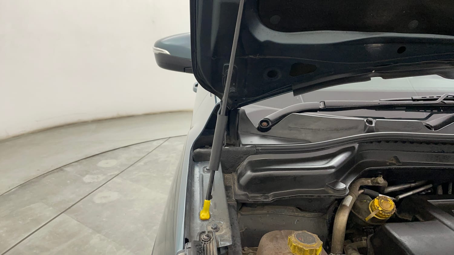 Used 2022 Mahindra XUV 300 W8 (O) 1.5 Diesel AMT Diesel Automatic engine ENGINE RIGHT SIDE HINGE & APRON VIEW