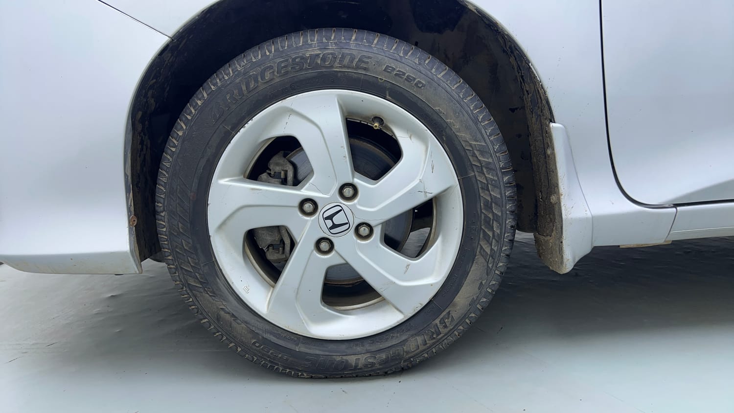 Used 2016 Honda City VX CVT Petrol Automatic tyres LEFT FRONT TYRE RIM VIEW
