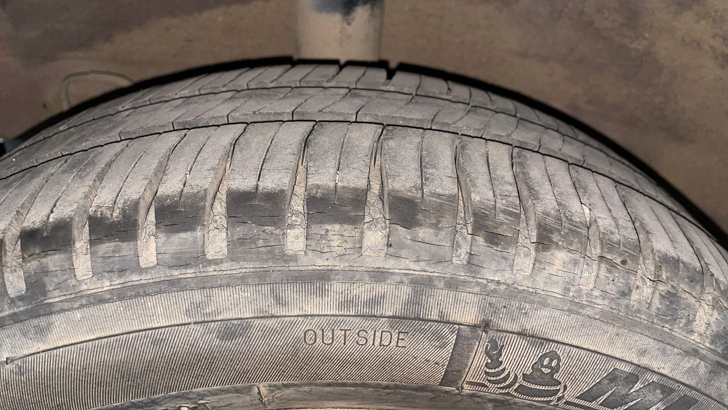 Used 2014 Hyundai Grand i10 Asta AT 1.2 Kappa VTVT Petrol Automatic tyres RIGHT REAR TYRE TREAD VIEW