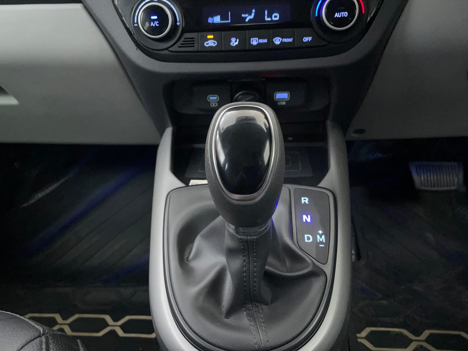 Used 2024 Hyundai Grand i10 Nios Asta 1.2 Kappa AMT Petrol Automatic interior GEAR  KNOB VIEW