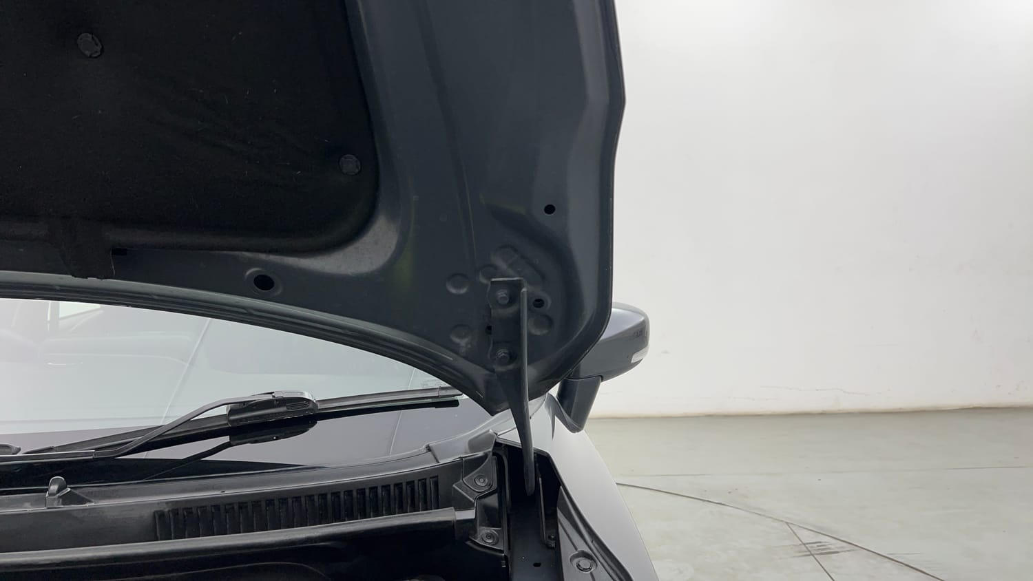 Used 2022 Maruti Suzuki Baleno Zeta MT Petrol Manual engine ENGINE LEFT SIDE HINGE & APRON VIEW