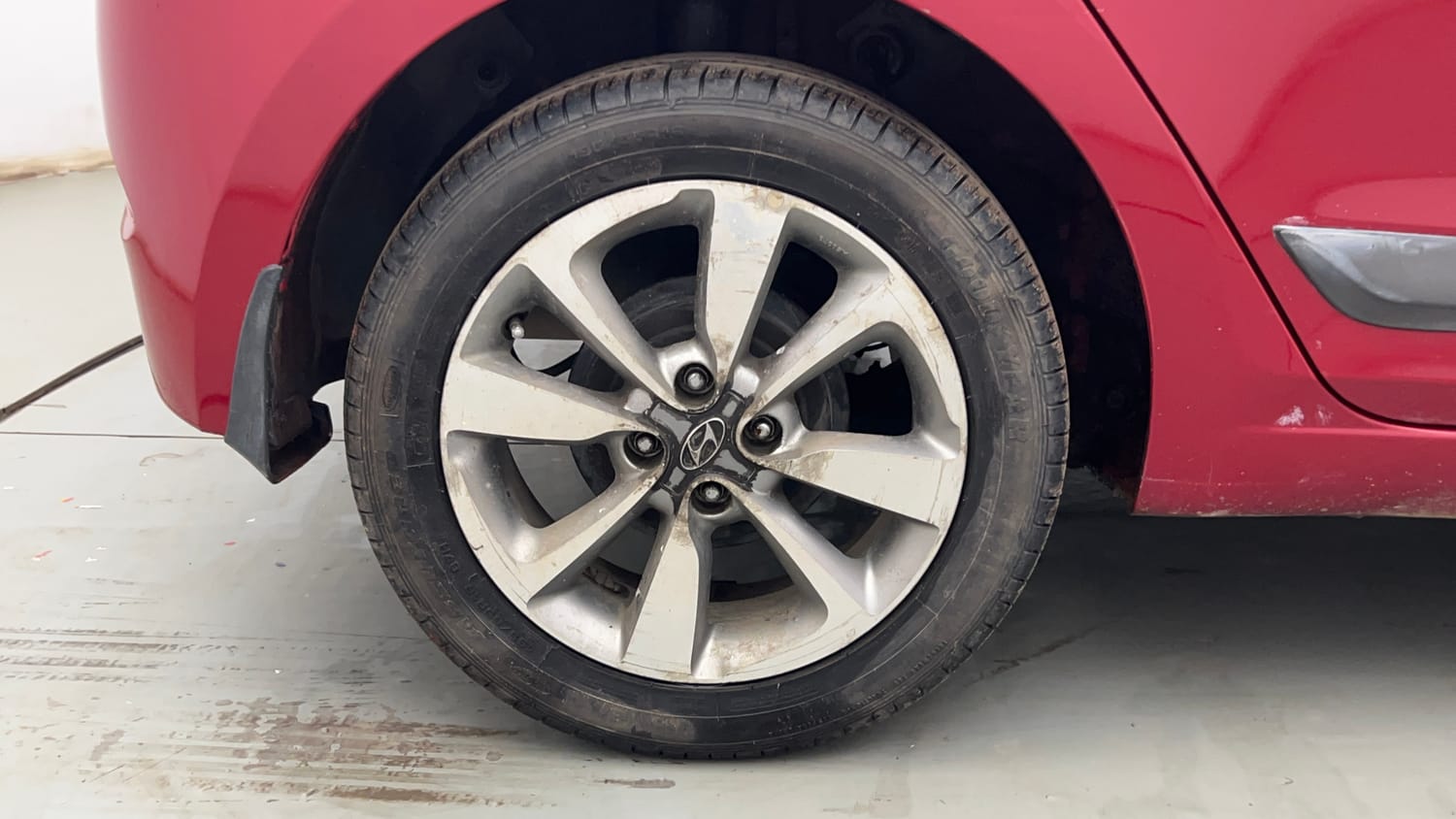 Used 2014 Hyundai Elite i20 Asta 1.2 Petrol Manual tyres RIGHT REAR TYRE RIM VIEW