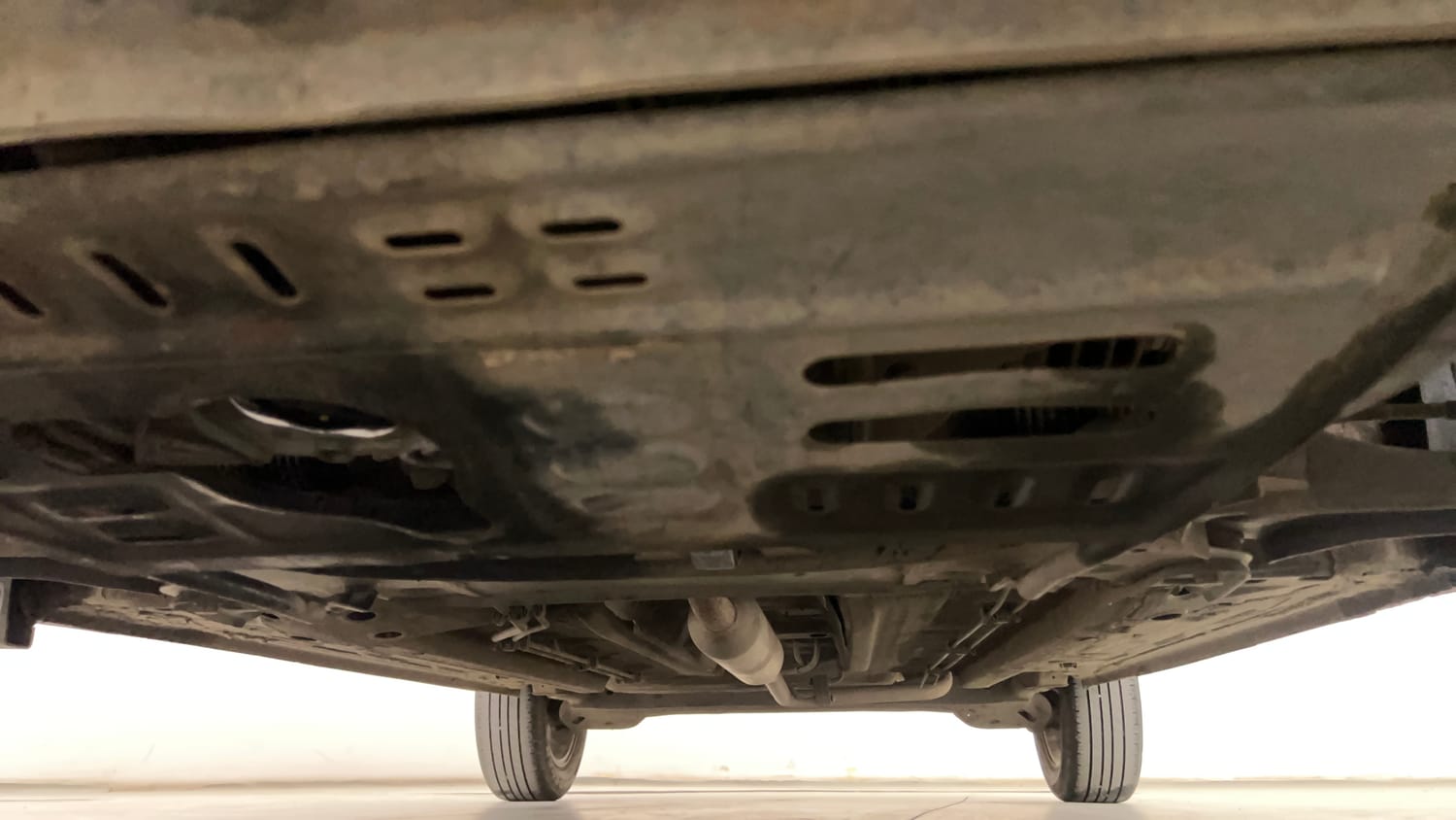 Used 2022 Renault Kiger RXT (O) MT Dual Tone Petrol Manual extra FRONT LEFT UNDERBODY VIEW