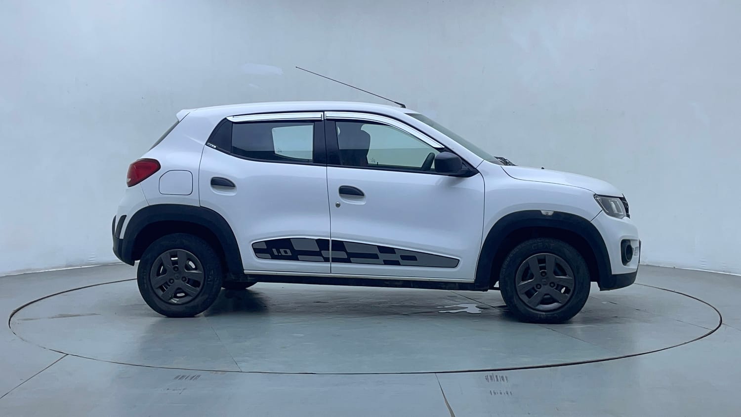 Used 2018 Renault Kwid 1.0 RXT AMT Opt Petrol Automatic exterior RIGHT SIDE VIEW