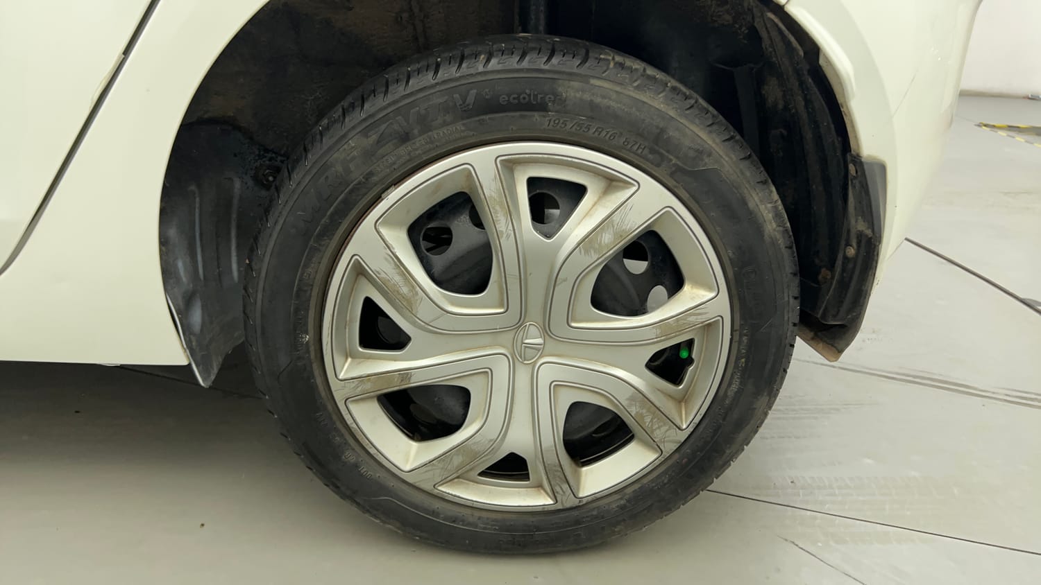 Used 2022 Tata Altroz XT Petrol Petrol Manual tyres LEFT REAR TYRE RIM VIEW
