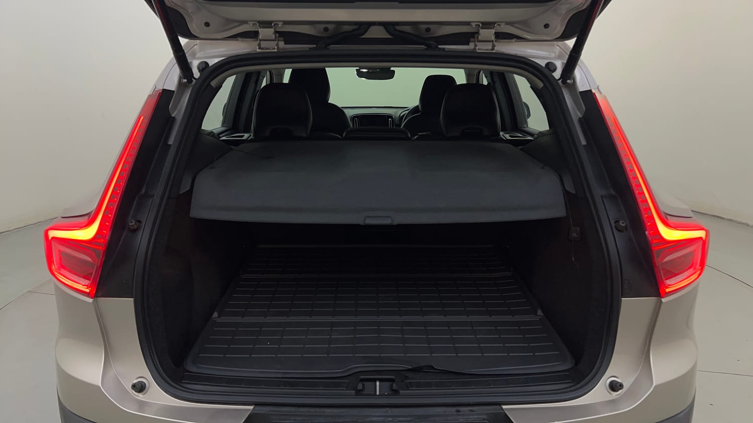 Used 2023 Volvo XC40 B4 Ultimate Petrol Automatic interior DICKY INSIDE VIEW