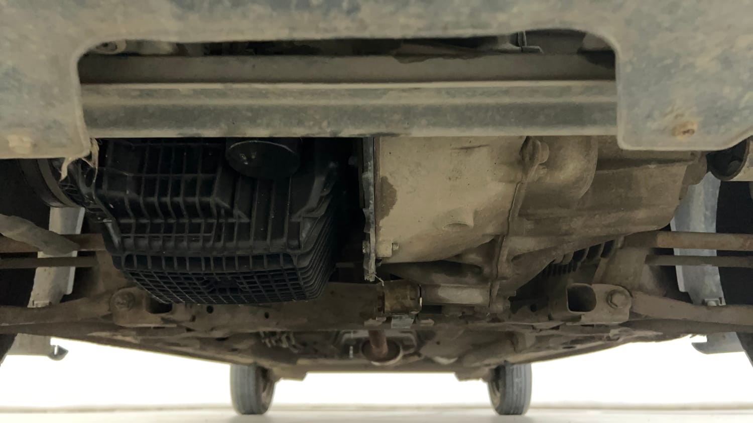 Used 2018 Renault Kwid RXT (O) 1.0 SCE Edition Petrol Manual extra FRONT LEFT UNDERBODY VIEW
