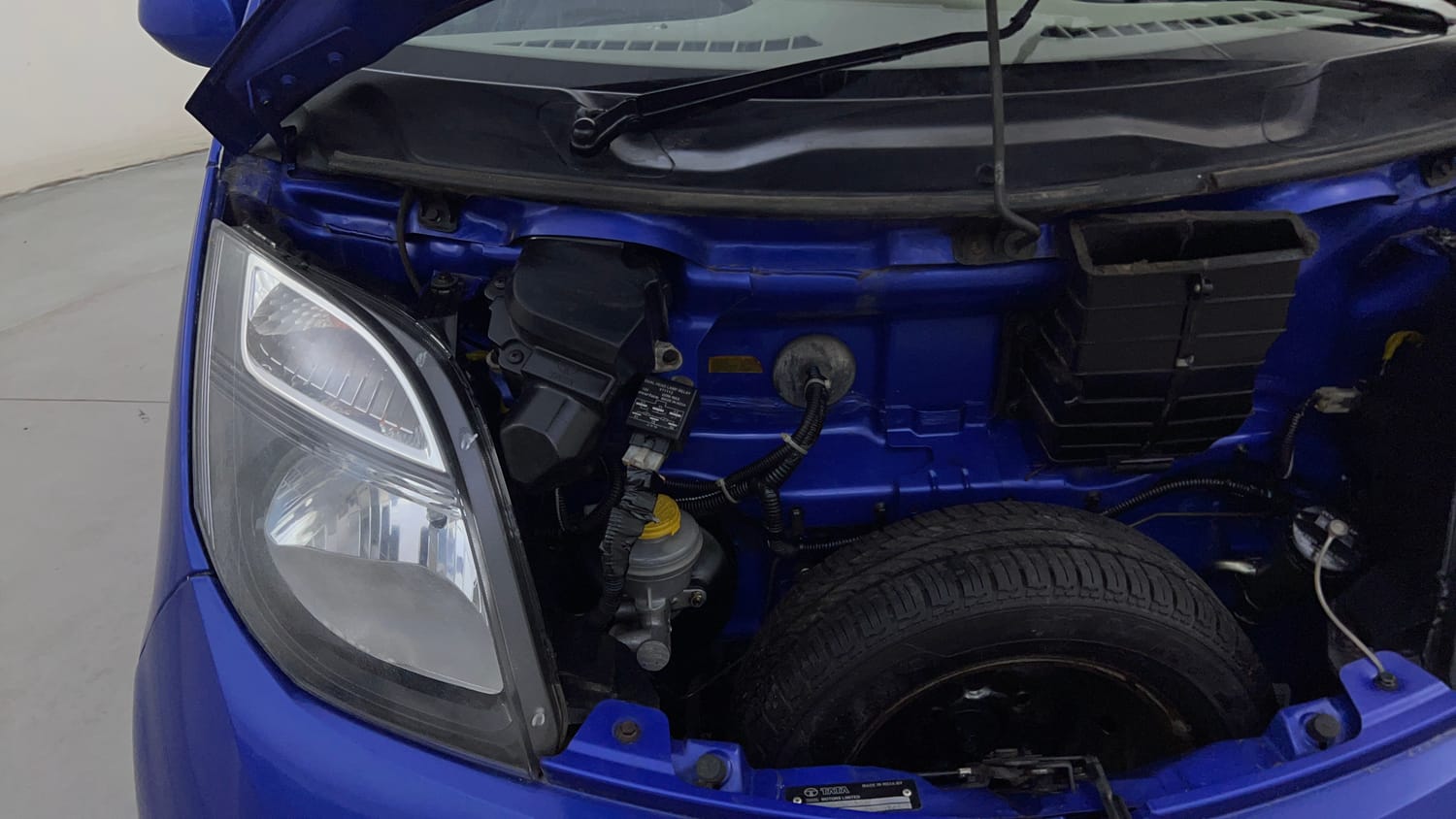 Used 2016 Tata Nano Twist XT Petrol Manual engine ENGINE RIGHT SIDE HINGE & APRON VIEW