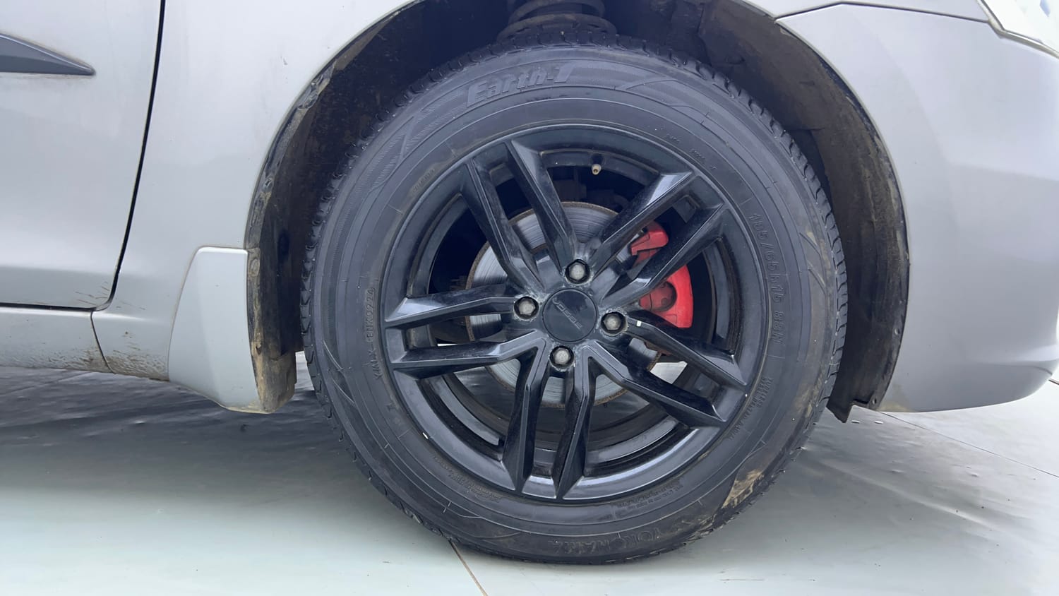 Used 2017 Maruti Suzuki Ciaz Zeta 1.3 Hybrid Diesel Manual tyres RIGHT FRONT TYRE RIM VIEW