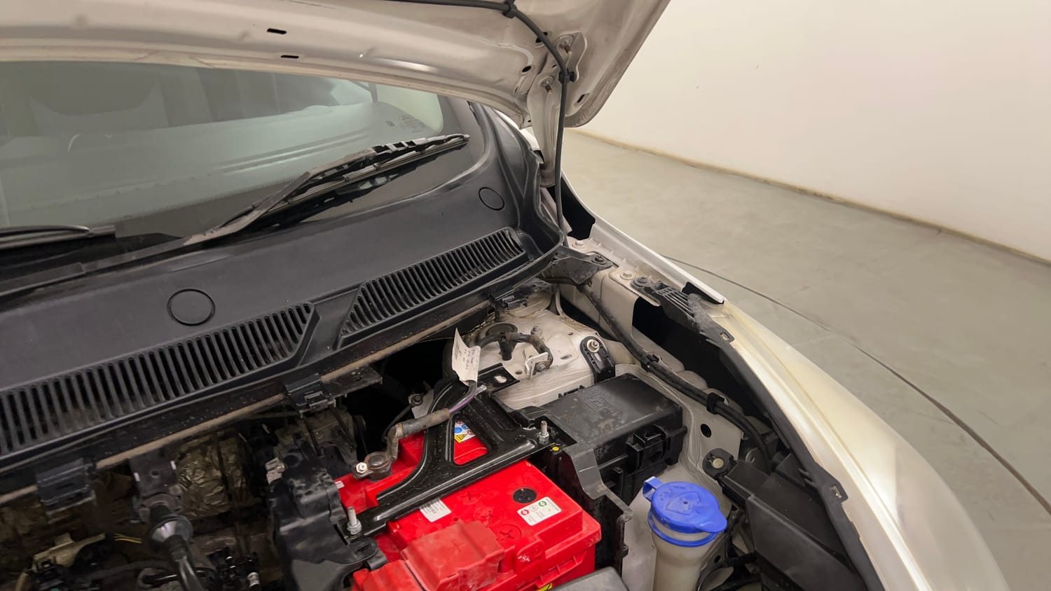 Used 2018 Ford Figo Titanium 1.2 Ti-VCT Petrol Manual engine ENGINE LEFT SIDE HINGE & APRON VIEW