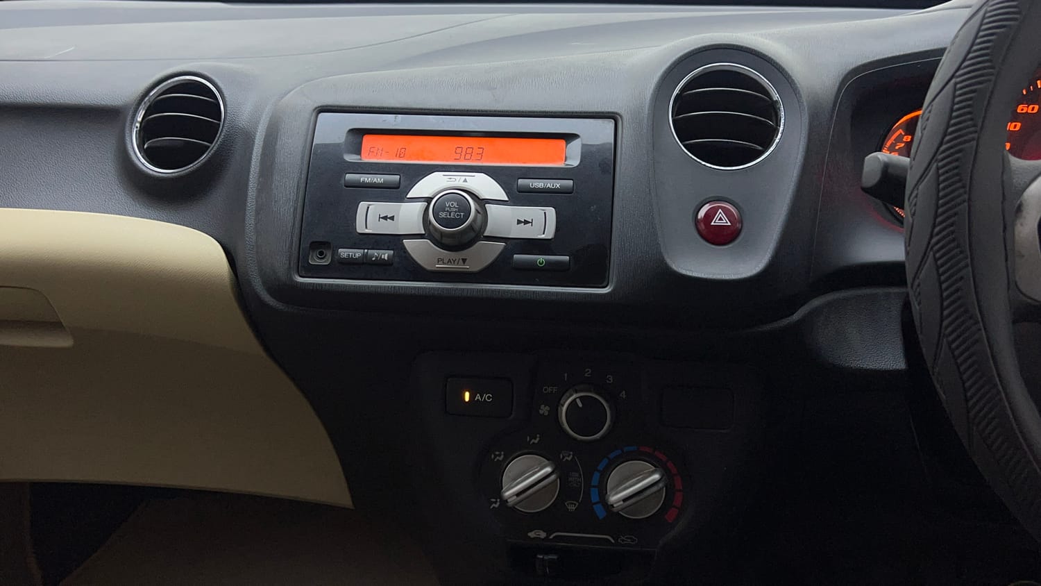 Used 2014 Honda Amaze 1.2 S i-VTEC Petrol Manual interior MUSIC SYSTEM & AC CONTROL VIEW