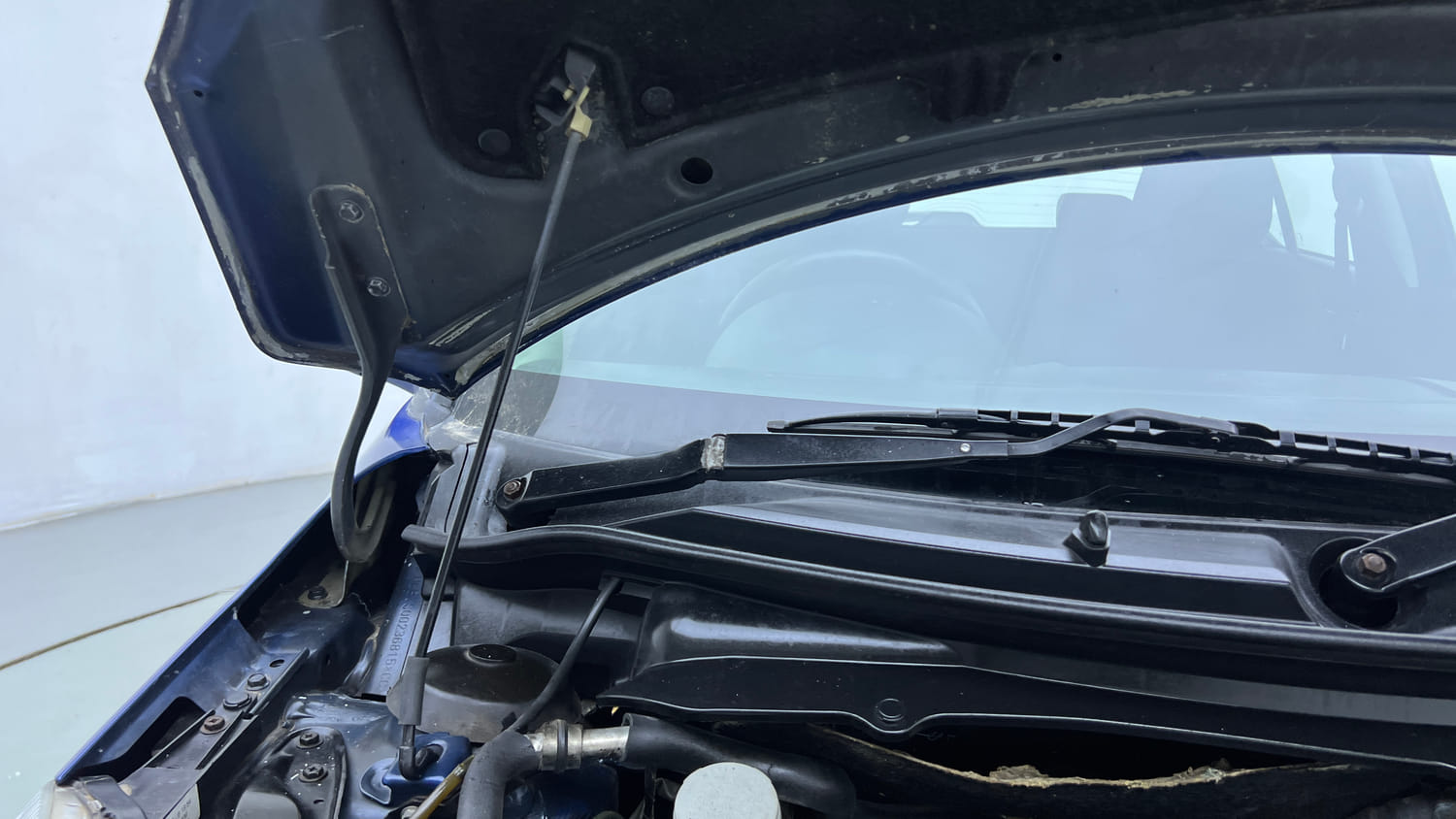 Used 2012 Maruti Suzuki Swift ZDi Diesel Manual engine ENGINE RIGHT SIDE HINGE & APRON VIEW