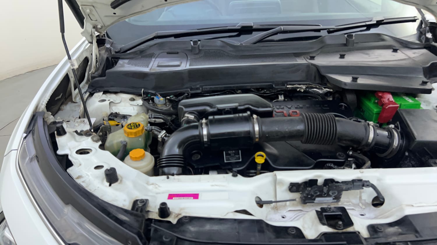 Used 2021 Tata Harrier XZA Plus Dual Tone Diesel Automatic engine ENGINE RIGHT SIDE HINGE & APRON VIEW