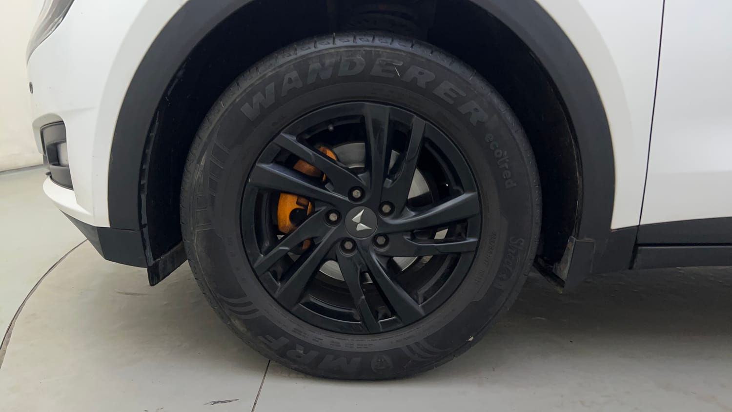 Used 2024 Mahindra XUV700 AX 5 Petrol AT 5 STR Petrol Automatic tyres LEFT FRONT TYRE RIM VIEW
