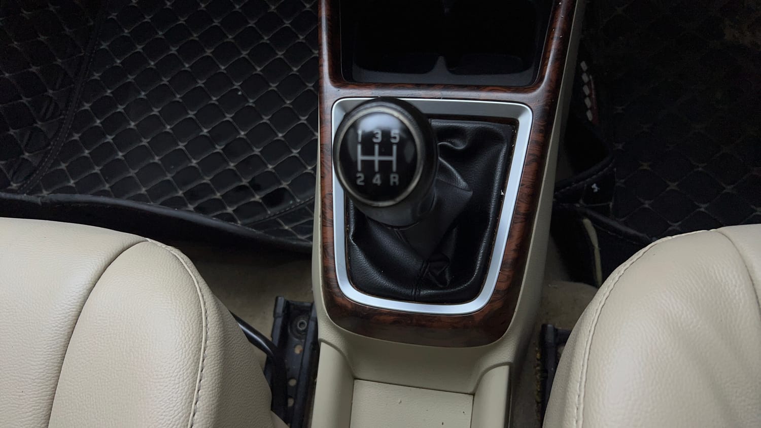 Used 2020 Maruti Suzuki Dzire VXi Petrol Manual interior GEAR  KNOB VIEW