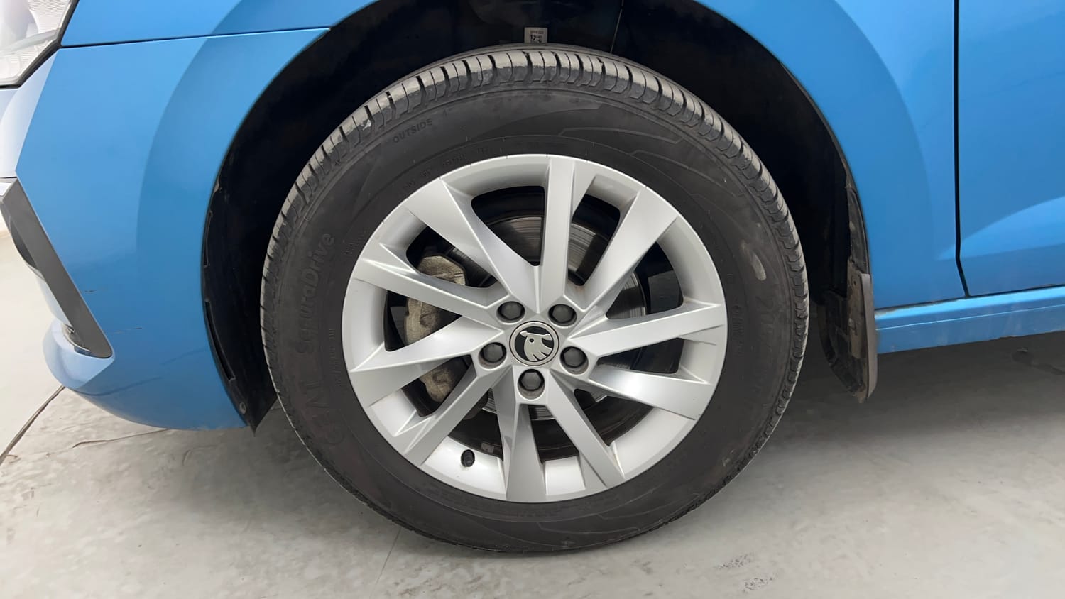 Used 2024 Skoda Slavia Ambition 1.0L TSI AT Petrol Automatic tyres LEFT FRONT TYRE RIM VIEW