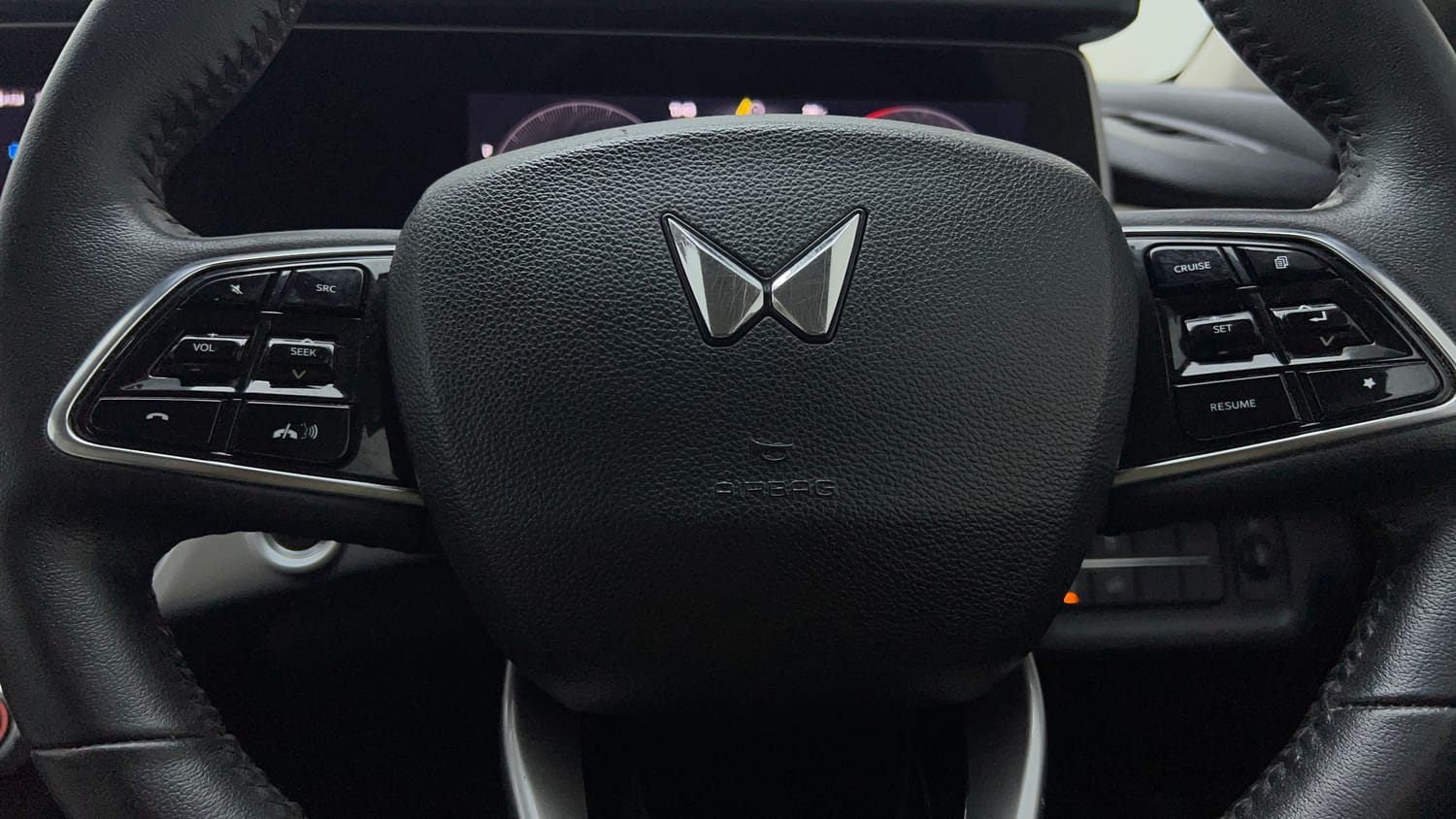 Used 2022 Mahindra XUV700 AX 7 Petrol MT 7 STR Petrol Manual top_features Airbags