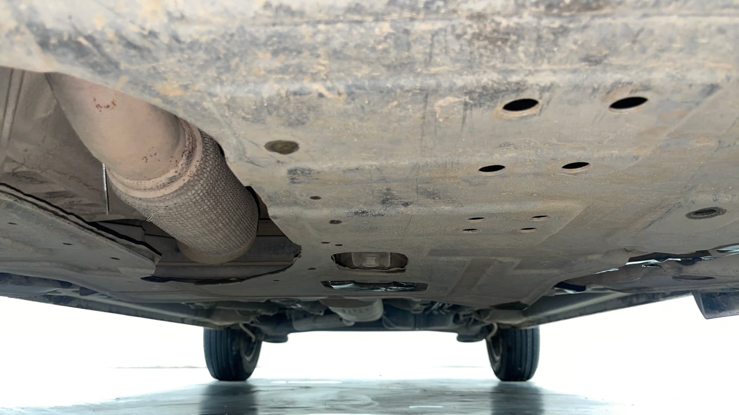 Used 2022 Mahindra XUV 300 W8 (O) 1.2 Petrol Petrol Manual extra FRONT LEFT UNDERBODY VIEW
