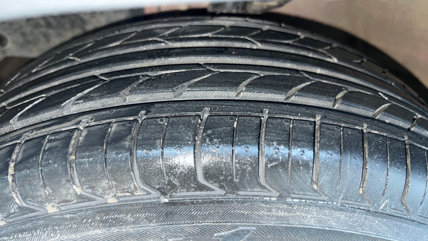 Used 2016 Mahindra KUV100 K6+ 6 STR Petrol Manual tyres LEFT FRONT TYRE TREAD VIEW