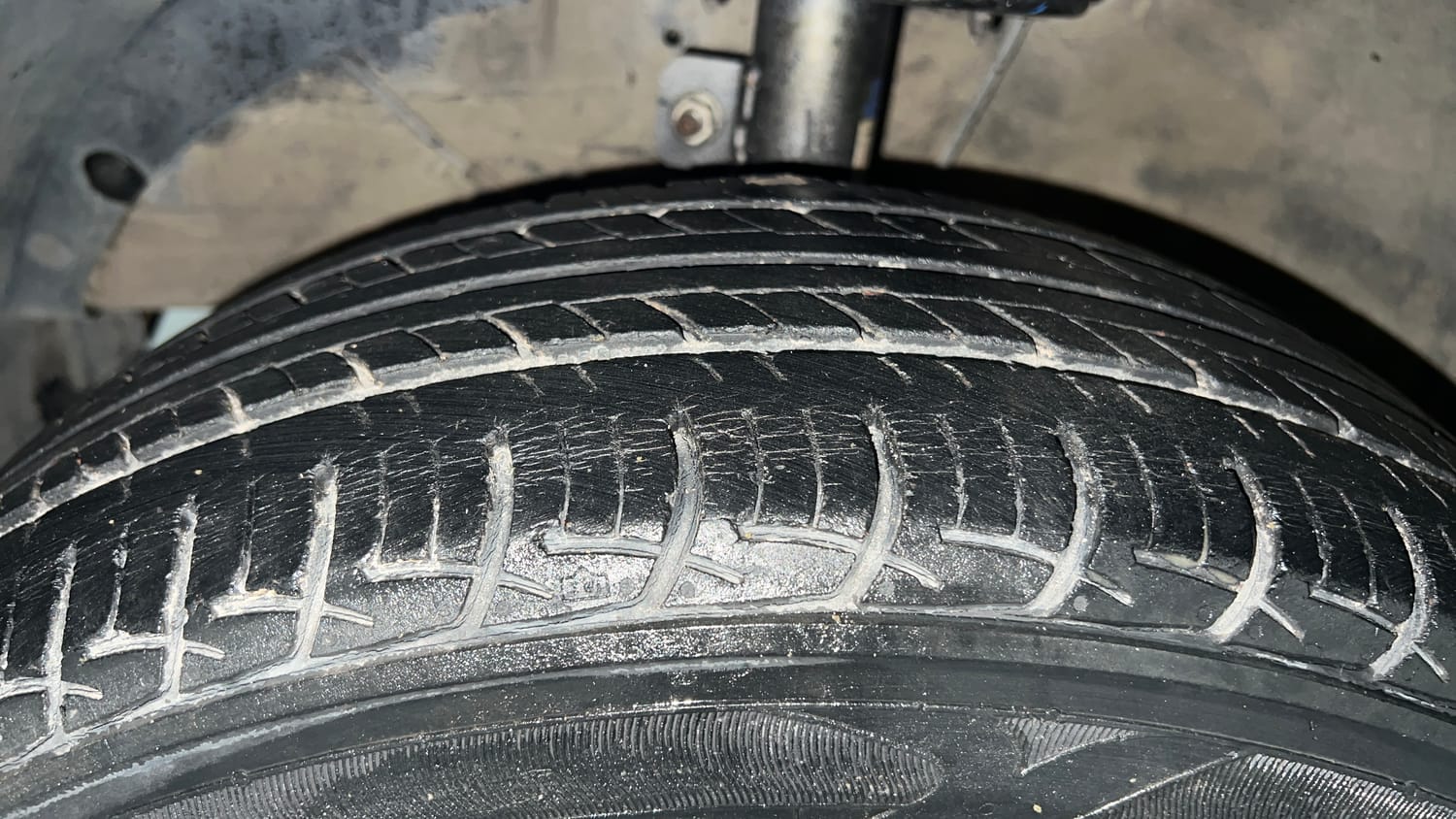 Used 2018 Maruti Suzuki Baleno Delta 1.2 Petrol Manual tyres LEFT FRONT TYRE TREAD VIEW