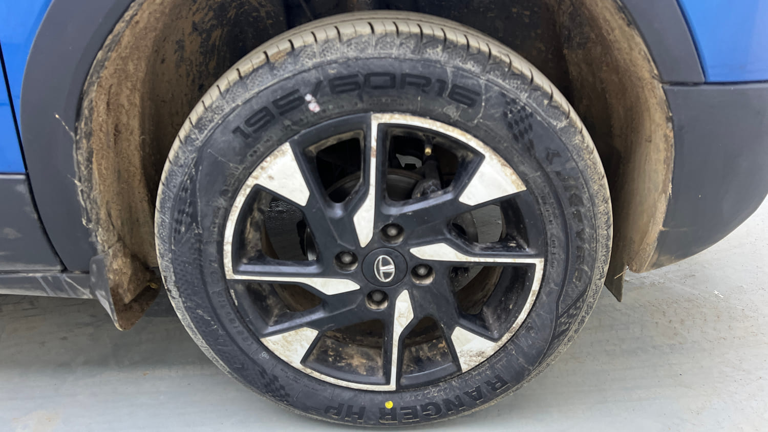 Used 2022 Tata Punch Creative Dual Tone AMT Petrol Automatic tyres RIGHT FRONT TYRE RIM VIEW
