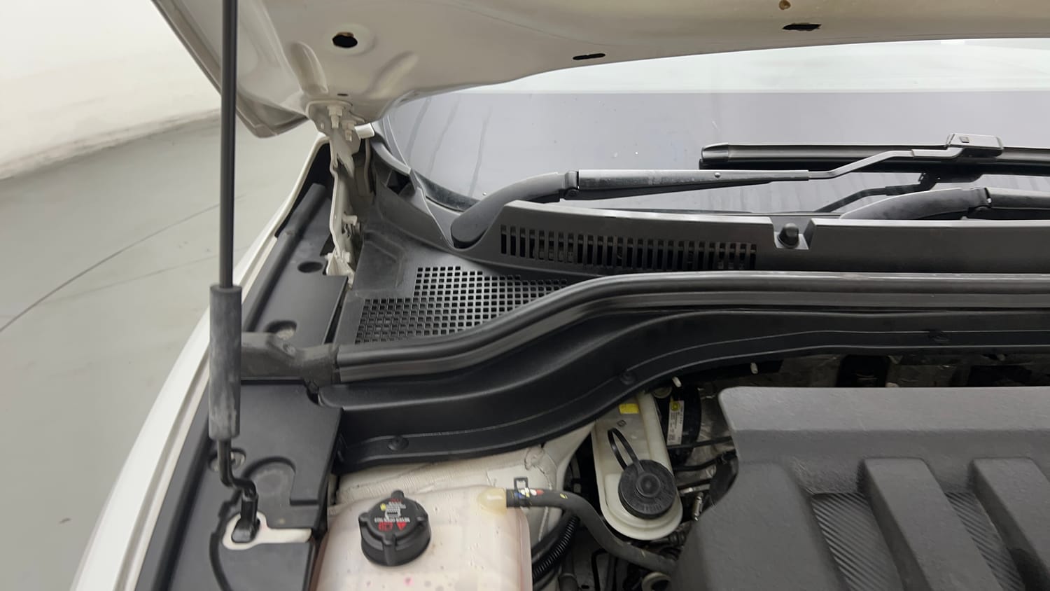 Used 2022 Mahindra XUV700 AX 5 Petrol AT 5 STR Petrol Automatic engine ENGINE RIGHT SIDE HINGE & APRON VIEW
