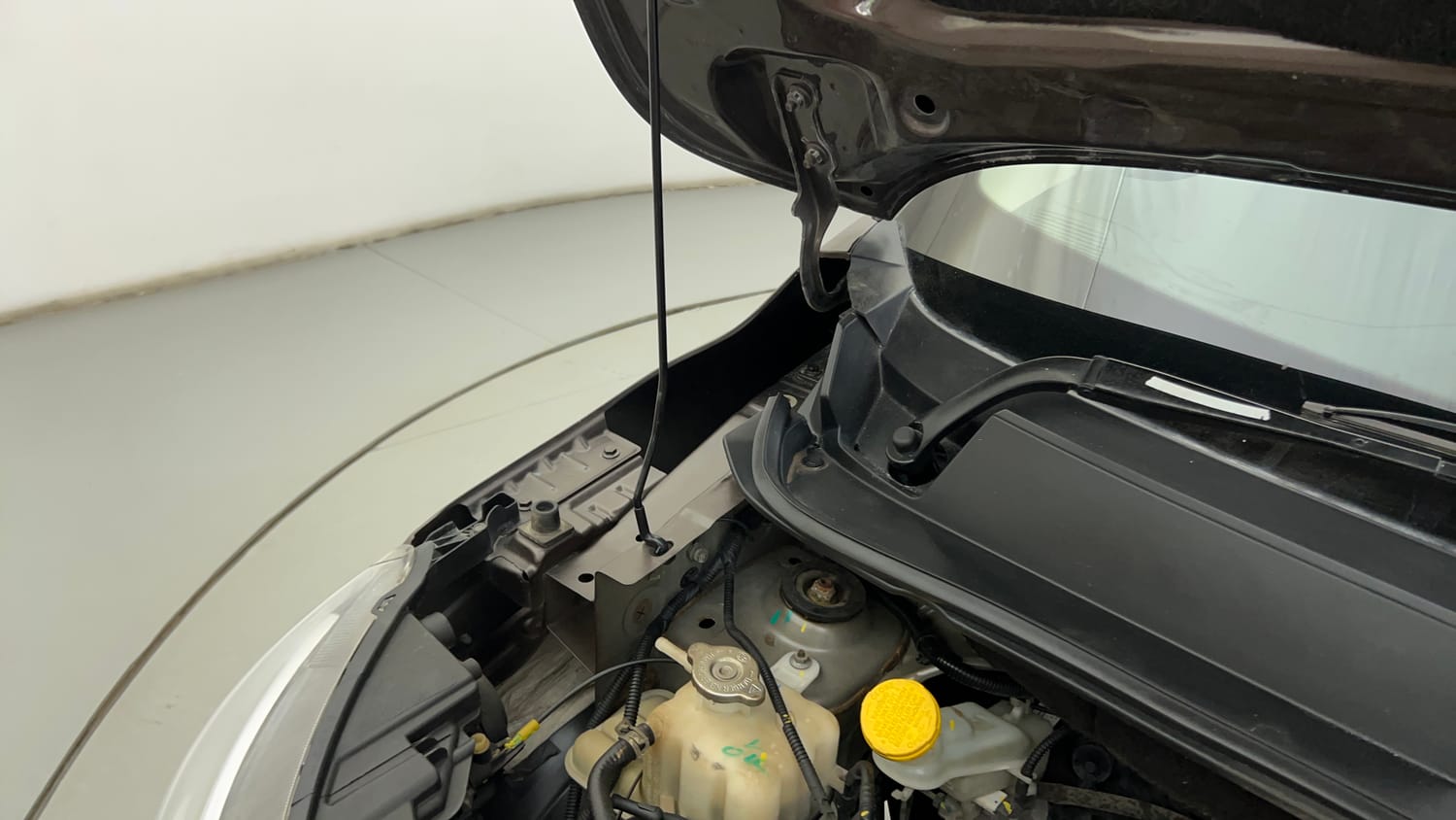 Used 2022 Renault Triber Limited Edition Petrol Manual engine ENGINE RIGHT SIDE HINGE & APRON VIEW