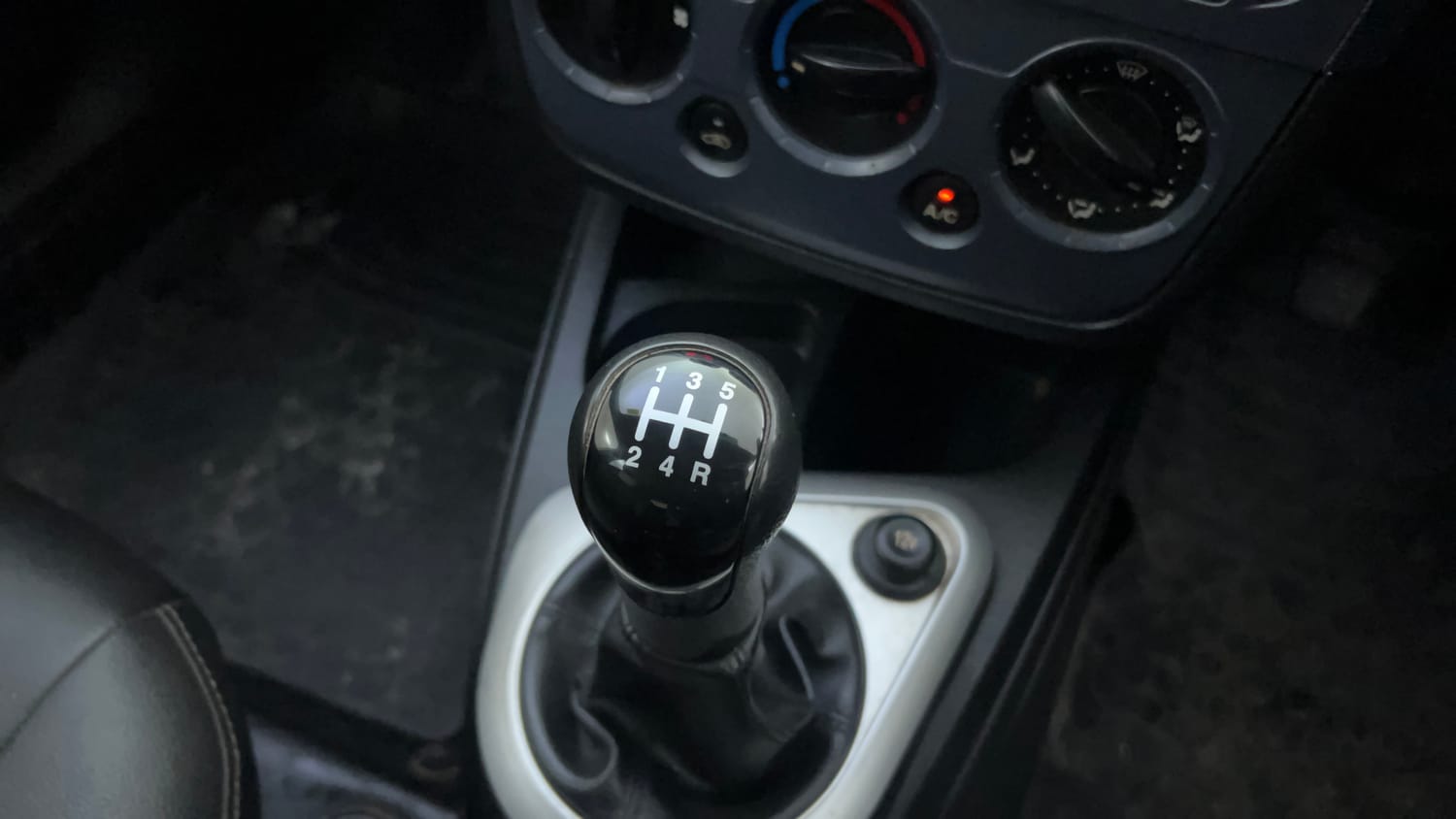 Used 2013 Ford Figo Duratorq Diesel EXI 1.4 Diesel Manual interior GEAR  KNOB VIEW