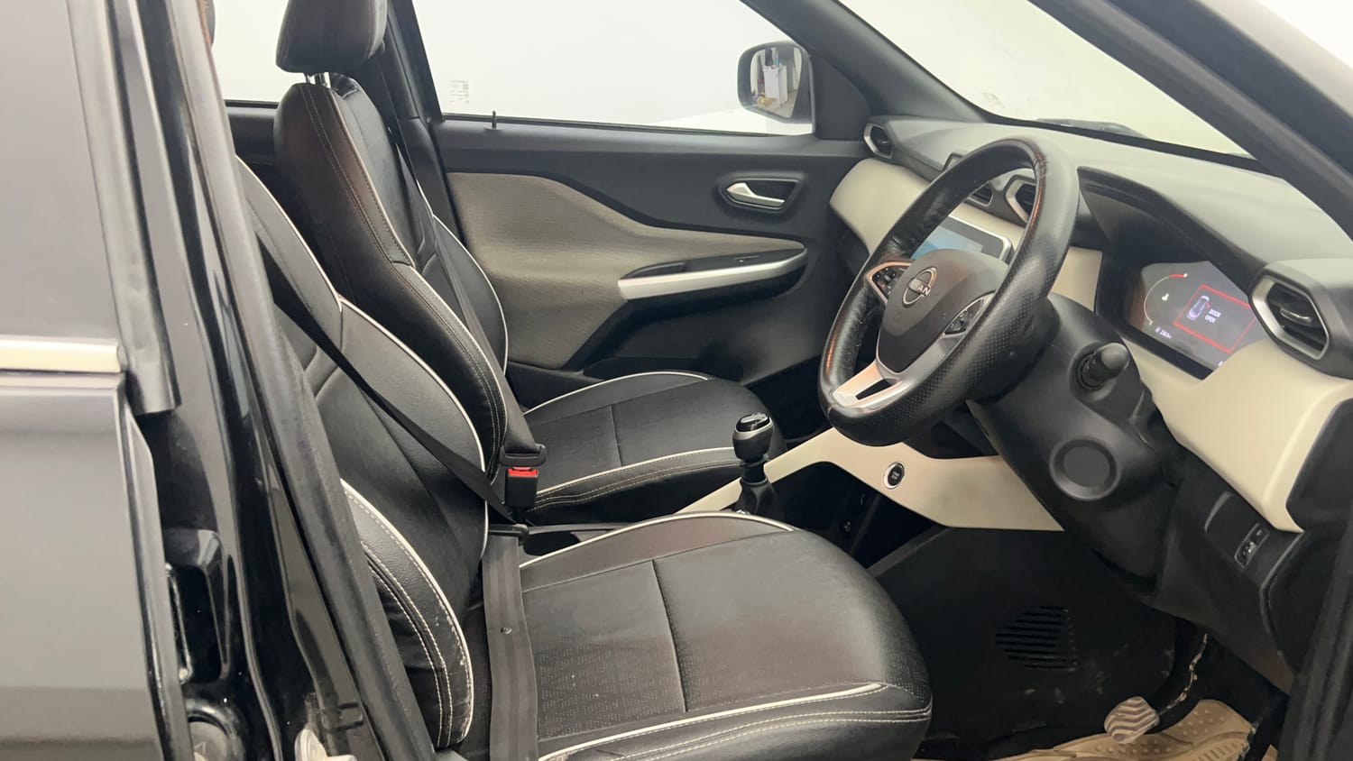 Used 2022 Nissan Magnite XV Petrol Manual interior RIGHT SIDE FRONT DOOR CABIN VIEW