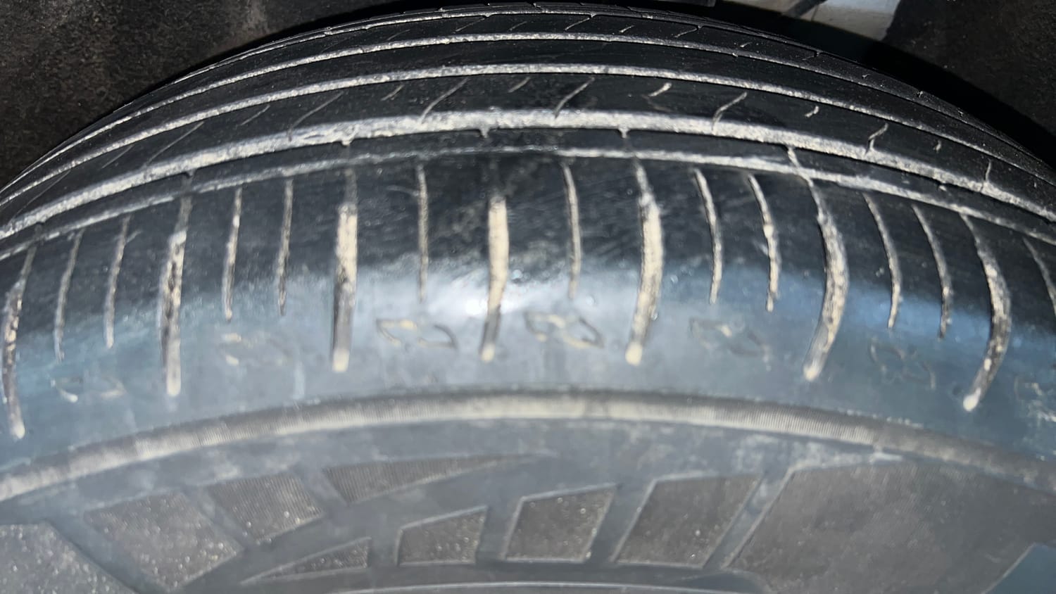 Used 2022 Mahindra XUV700 AX 5 Petrol AT 5 STR Petrol Automatic tyres LEFT FRONT TYRE TREAD VIEW
