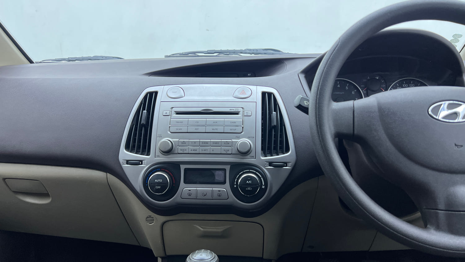 Used 2012 Hyundai i20 Magna 1.2 Petrol Manual interior MUSIC SYSTEM & AC CONTROL VIEW