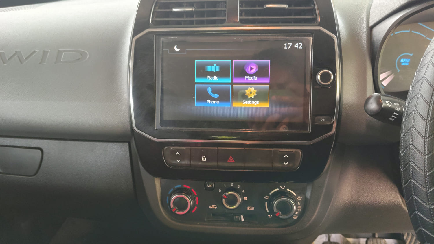 Used 2020 Renault Kwid RXT Petrol Manual interior MUSIC SYSTEM & AC CONTROL VIEW