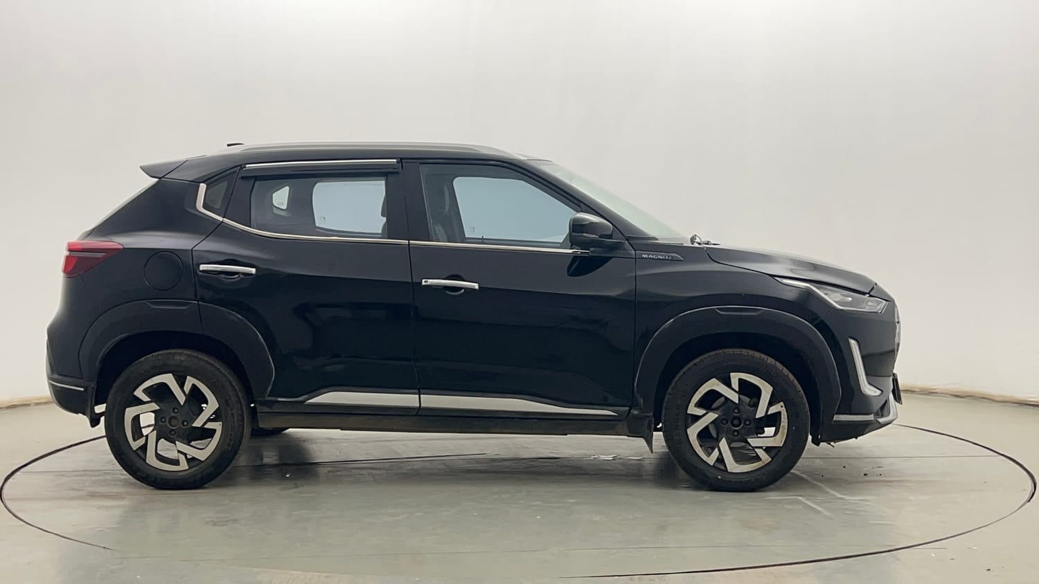 Used 2022 Nissan Magnite XV Petrol Manual exterior RIGHT SIDE VIEW